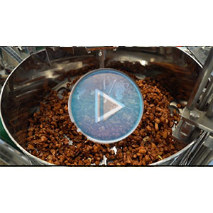 裕東自動化給袋式真空包裝機(jī)+環(huán)形下料器+收縮杯下料器演示視頻