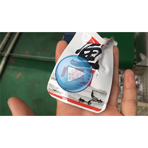 小魚塊給袋式真空包裝機(jī)-自動(dòng)包裝機(jī)視頻