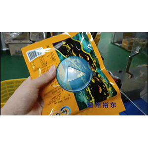 黃魚酥給袋式包裝機，全自動給袋機